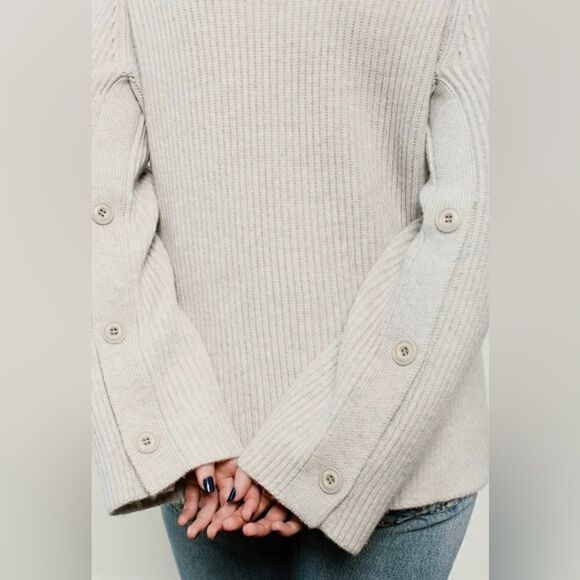 Vince Button Sleeve Funnel Neck
Sweater, Light Heather Grey Size XL - Picture 6 of 7